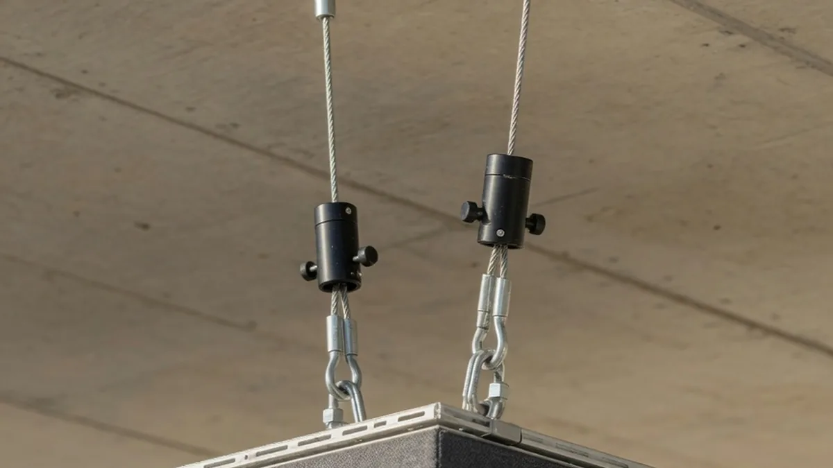 Détail de la suspension par câbles acier d'un baffle acoustique