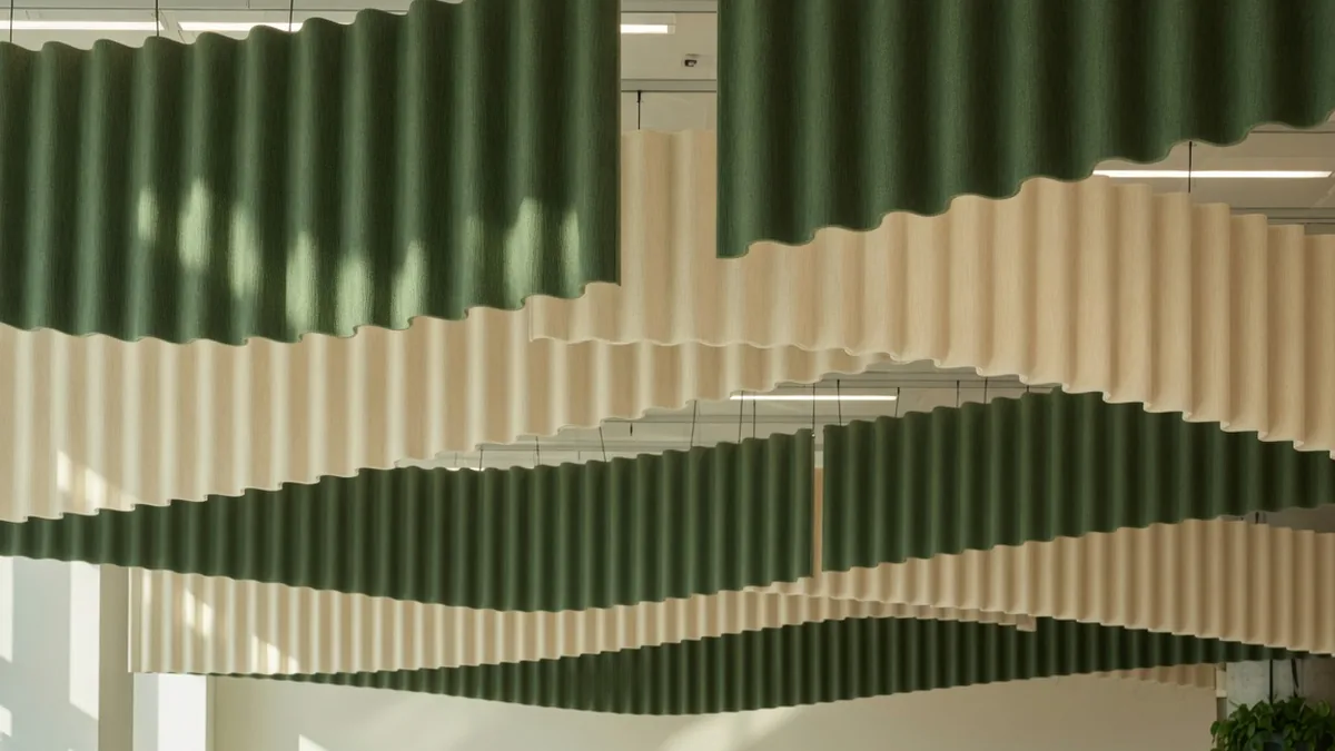 Baffles ondulés bicolores composant un plafond design