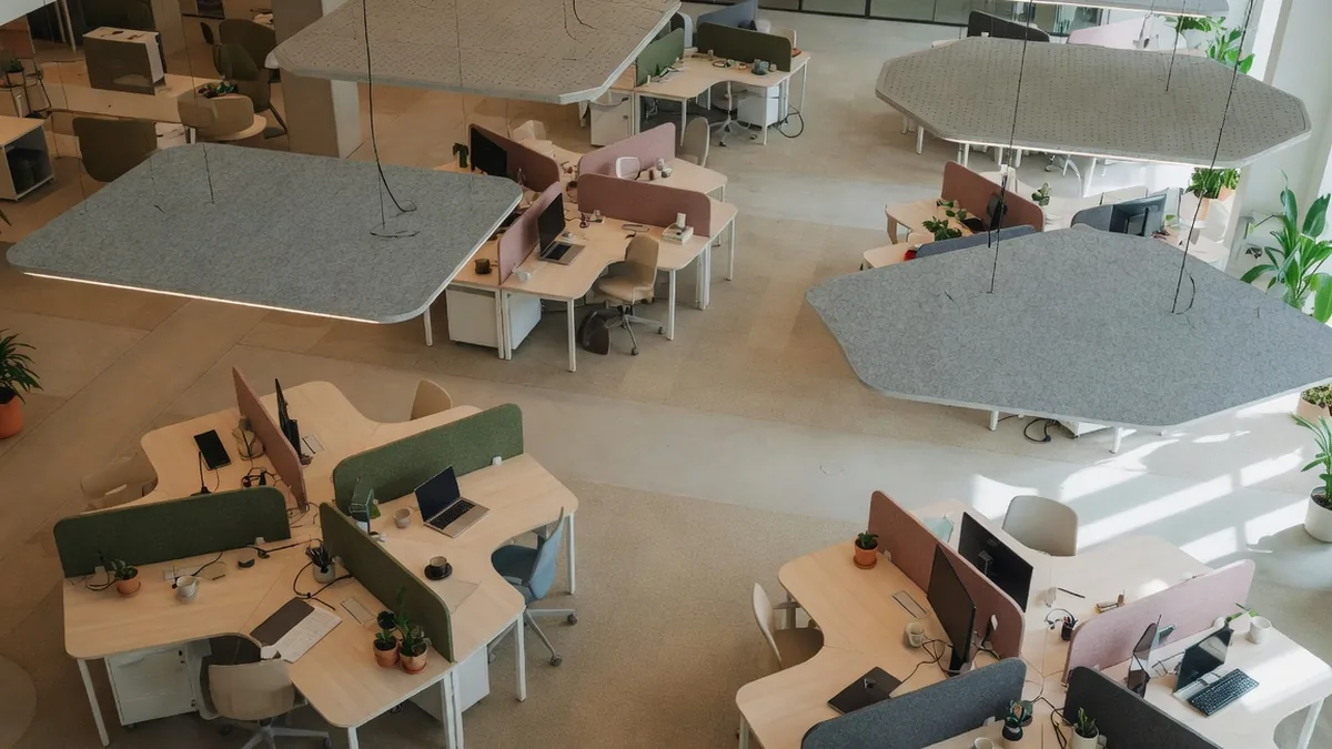 Open space combinant îlots de plafond absorbants et écrans entre bureaux