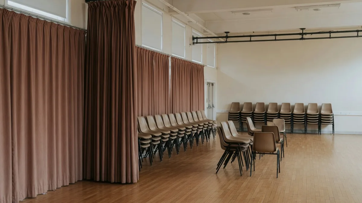 Salle polyvalente équipée de rideaux acoustiques sur rails
