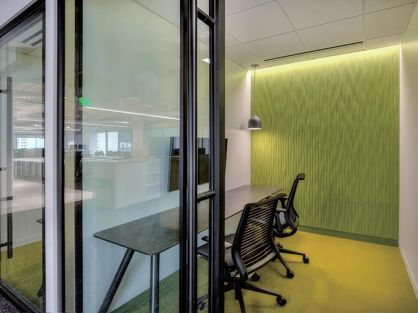 Couloir de bureaux avec panneaux acoustiques embossés