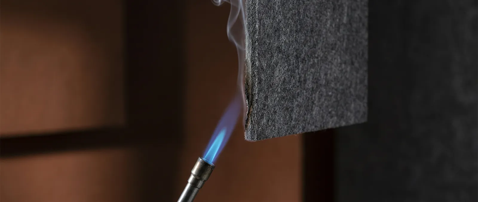 Essai au feu d'un panneau acoustique en feutre : flamme sans propagation, classement EN 13501-1 B-s1,d0