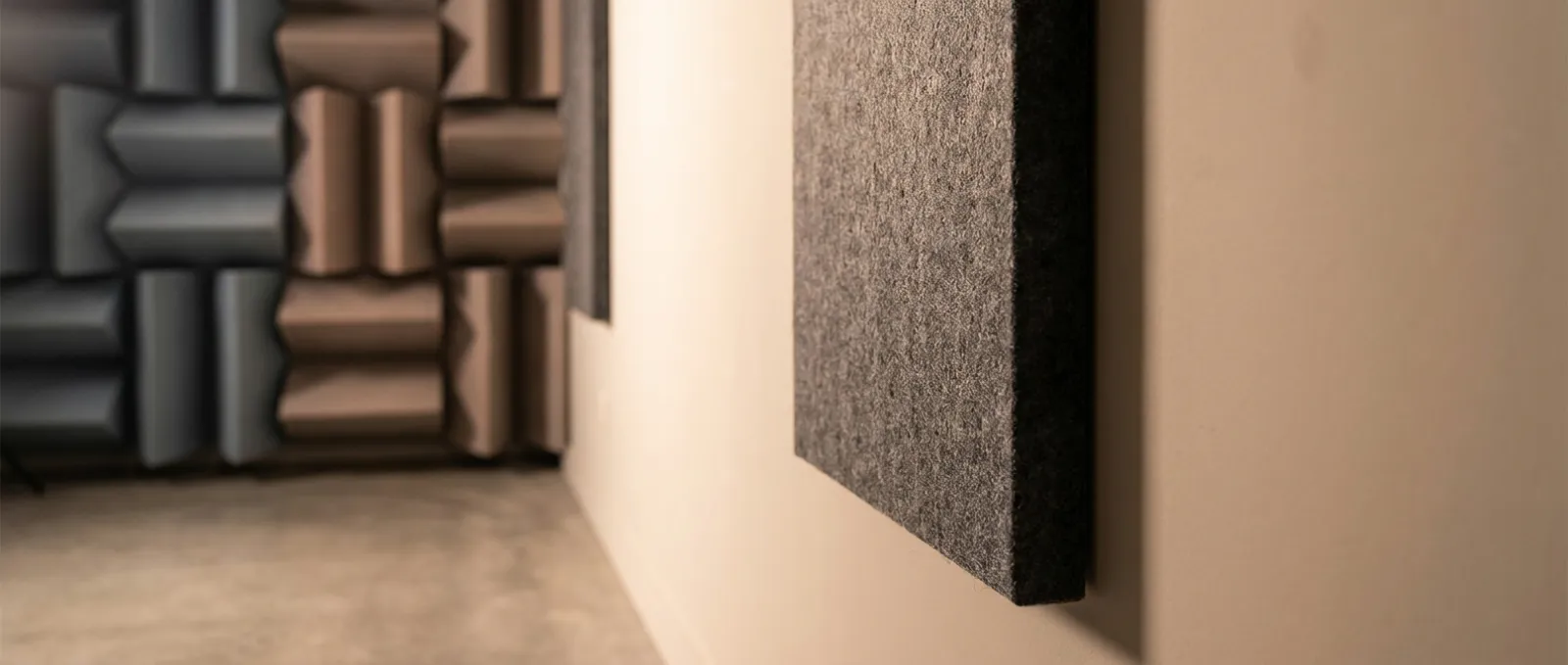 Panneau acoustique en feutre testé en laboratoire : mesure du coefficient d'absorption NRC